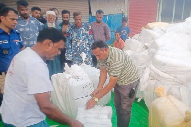 পিরোজপুরে কোস্ট গার্ডের অভিযানে বিপুল পরিমাণে ভারতীয় শাড়ি উদ্ধার