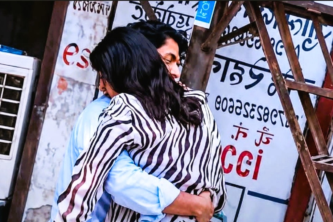 তালাকের কাগজ ছিঁড়ে ফেলে আদালতেই স্বামীকে জড়িয়ে ধরলেন স্ত্রী 
