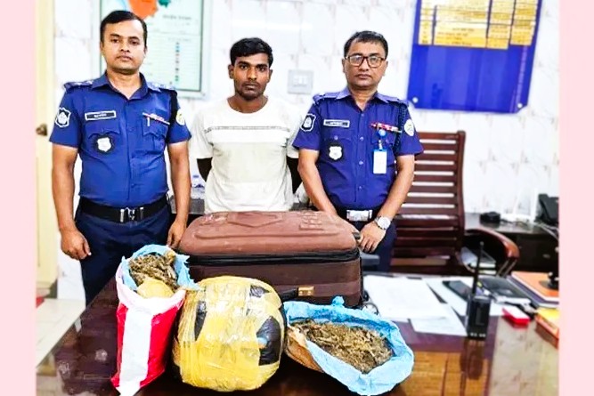 মঠবাড়িয়ায় ট্রলি ব্যাগে থেকে ৪ কেজি গাঁজা উদ্ধার, গ্রেপ্তার ১