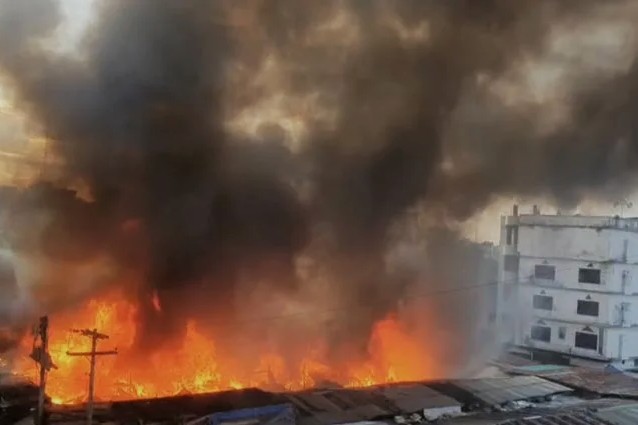 গাজীপুরের কাঁচাবাজারে আগুন, দেড়ঘণ্টায় চেষ্টায় পর নিয়ন্ত্রণে 