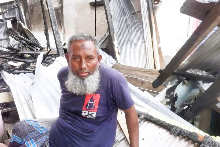 রাজাপুরে আগুনে পুড়ে ছাই চায়ের দোকান, সাহায্যের আবেদন
