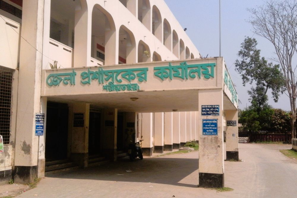 শরীয়তপুরে স্মার্ট সেবার আড়ালে ভোগান্তি: সুশাসনের সংকটে ডিসি অফিস, সর্বত্র স্থবিরতা