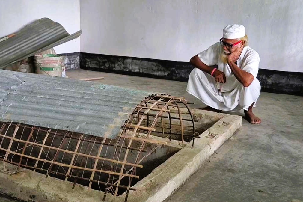 জীবিত থাকতেই কবর খুঁড়ে রাখলেন বৃদ্ধ, এমনকি ‘চল্লিশার’ আয়োজনও করেছেন  