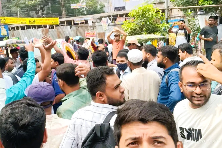 প্রশ্নফাঁসের অভিযোগে যুব উন্নয়নের পরীক্ষা স্থগিত, বিক্ষোভে করেছেন চাকরিপ্রার্থীরা