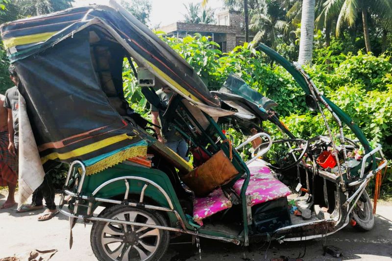খুলনায় ট্রাকের ধাক্কায় ইজিবাইকের ৩ যাত্রী নিহত, আহত ২