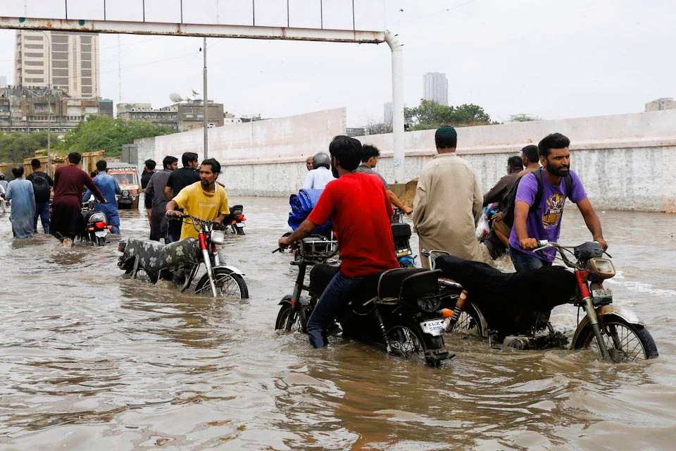 পাকিস্তানে আকস্মিক বন্যায় পাকিস্তানে  ৬৪ জনের মৃত্যু, আরও দুর্যোগের শঙ্কা