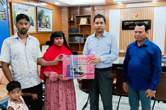 অসহায় নারীকে সেলাই মেশিন উপহার দিলেন জেলা প্রশাসক