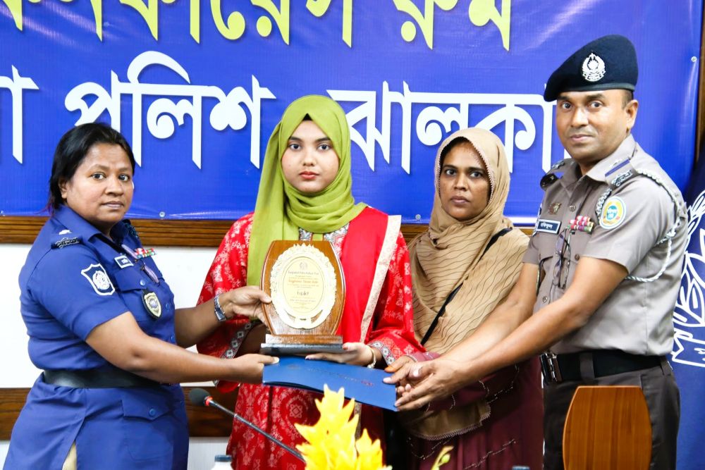 ঝালকাঠিতে পুলিশ সদস্যদের কৃতি সন্তানদের মেধাবৃত্তি ও সম্মাননা 
