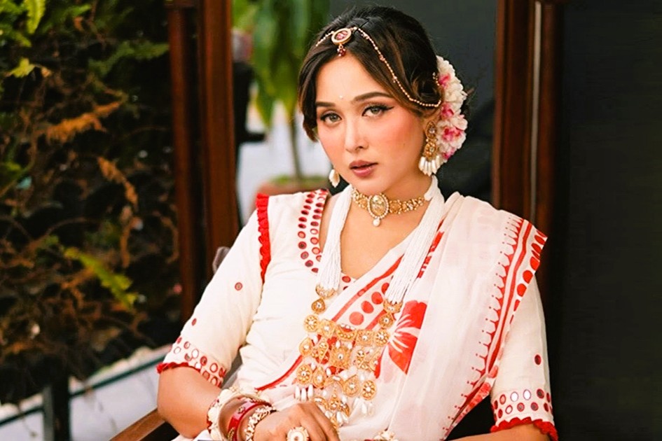 চমকের বিয়ের ছবি ঘিরে রহস্য