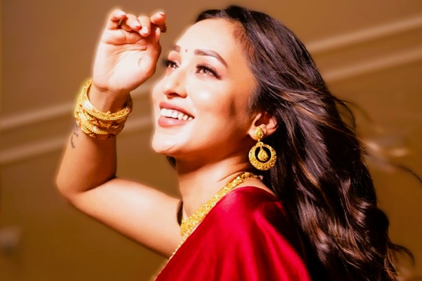 লাল শাড়িতে গ্ল্যামারাস লুকে মিমি চক্রবর্তী সোশ্যাল মিডিয়ায় ঝড় তুললেন