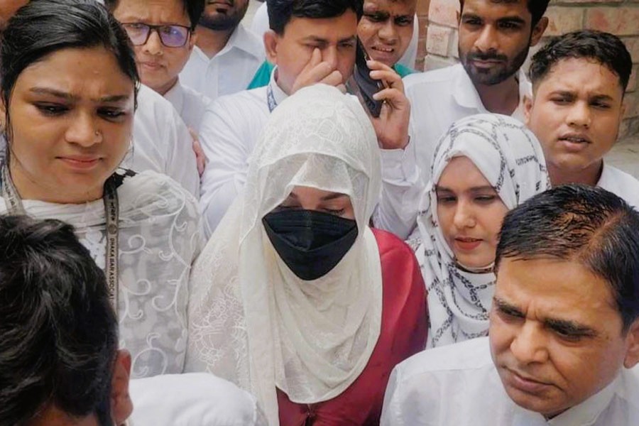 তারকা হলেও নিরাপত্তা আগে: বোরকা পরে আদালতে অপু