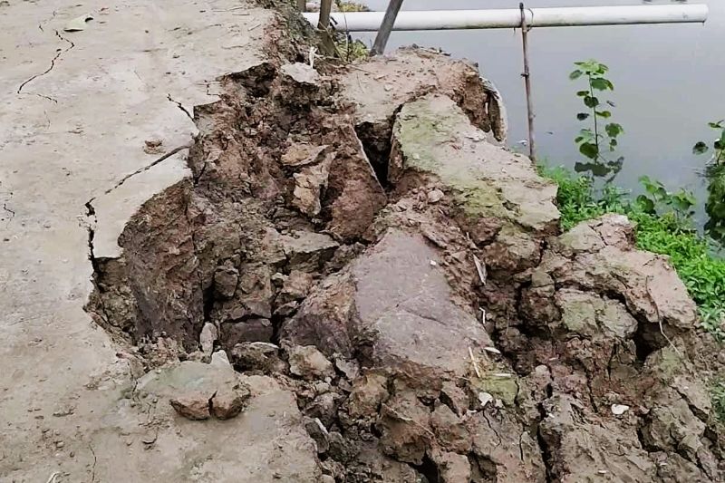 লালপুরে  অপরিকল্পিত খননে গ্রামীণ সড়ক নদীতে , ভাঙনের শঙ্কায় শতাধিক পরিবার