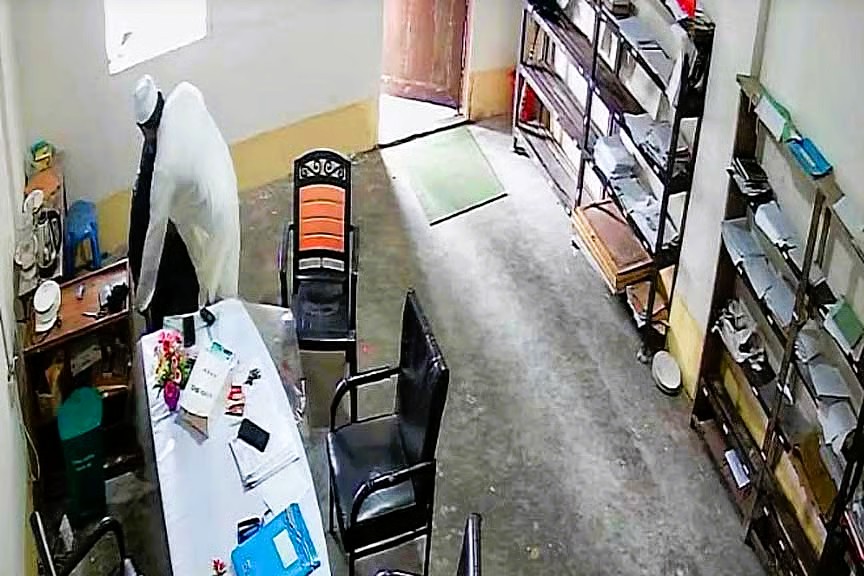 নারীর সঙ্গে আপত্তিকর ভিডিও ভাইরাল, মাদ্রাসাশিক্ষককে অব্যাহতি 