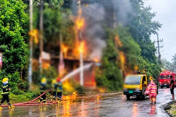 চট্টগ্রামে বৈদ্যুতিক খুঁটিতে আগুন