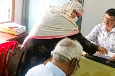 বোরকা পরে ভূমি অফিসে হাজির ডিসি, দেখলেন সেবার বাস্তব চিত্র 