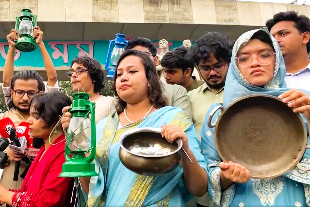 গ্যাস-বিদ্যুৎ সংকটে ঢাবিতে হারিকেন ও হাড়ি-পাতিল হাতে নিয়ে বিক্ষোভ