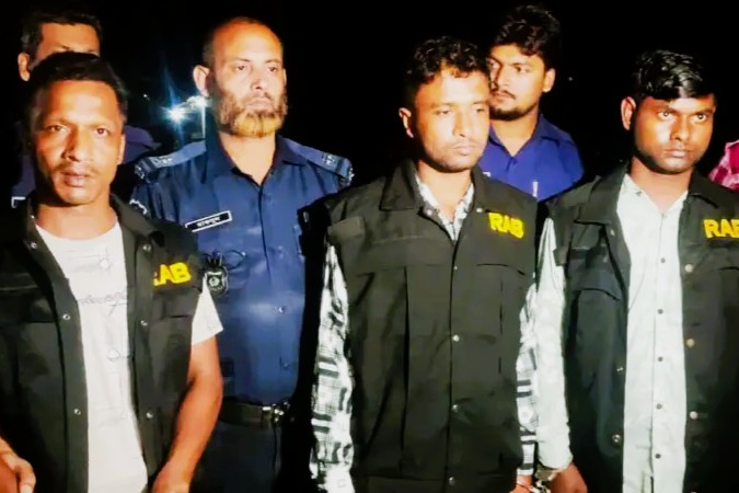বরিশালে র‌্যাব পরিচয়ে ছিনতাই, শ্রমিকদল নেতাসহ  গ্রেপ্তার-৩ 