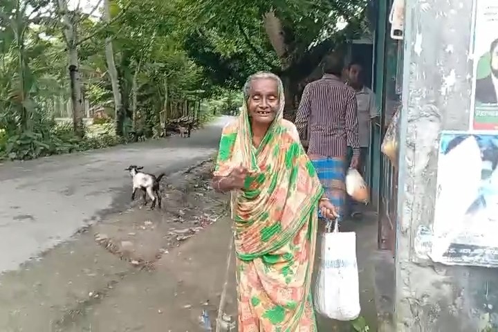 জীবন যুদ্ধে নামা সেই বৃদ্ধার নাম হায়াত বানু 