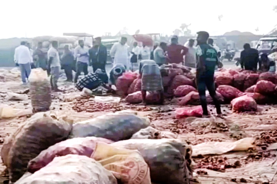 বাংলাদেশে পেঁয়াজ রপ্তানি বন্ধ, সীমান্তে পচছে ৩০ হাজার টন ভারতীয় পেঁয়াজ