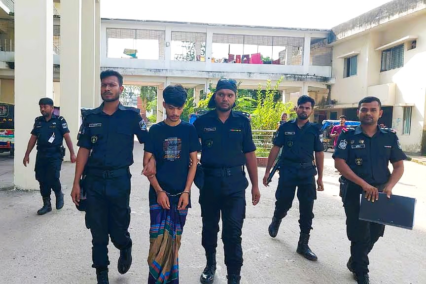 মারধর করে ছাত্রীর তিনটি দাঁত ফেলে দেওয়া সেই ফয়সাল গ্রেপ্তার 