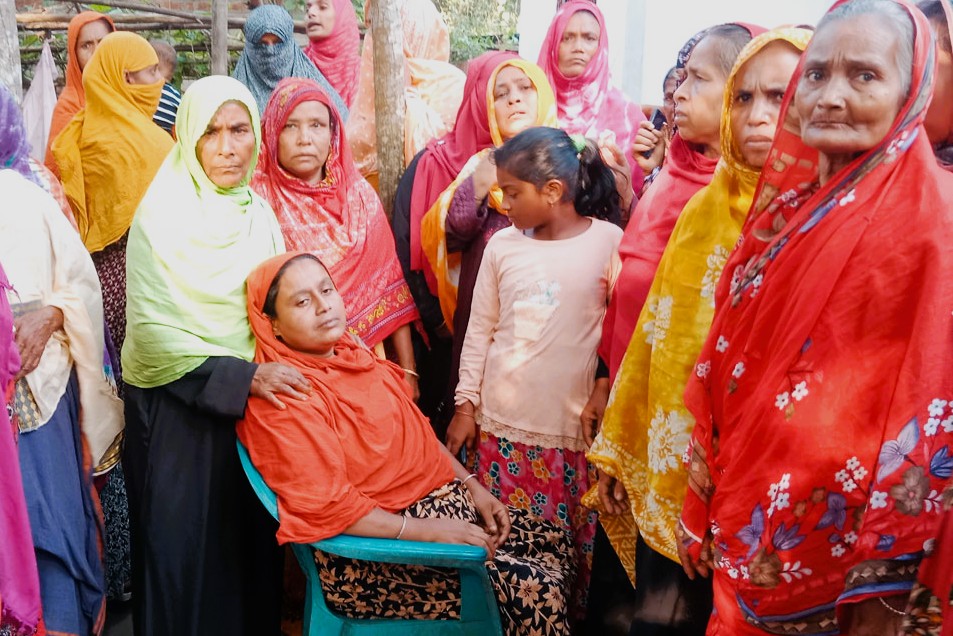 পদ্মার চরে খড় কাটাকে কেন্দ্র করে গোলাগুলিতে দুই যুবক নিহত