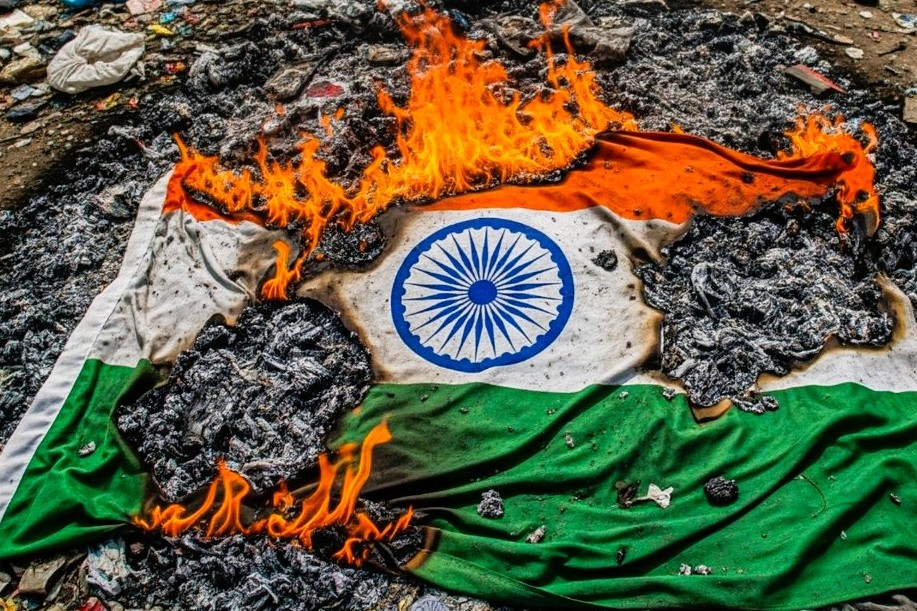 ভারতে আবর্জনার স্তূপে জাতীয় পতাকা পোড়ানোর ঘটনায় তোলপাড়, তদন্তে পুলিশ