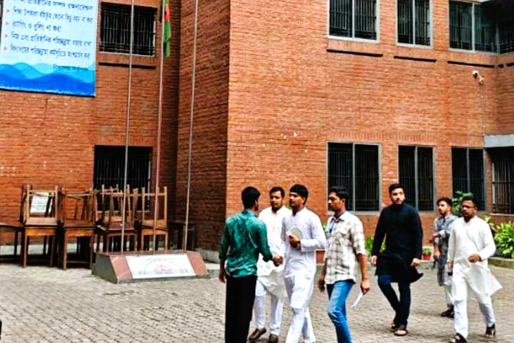 ভোটকেন্দ্রের নিয়ম ভেঙে প্রবেশের করলেন ছাত্রদল ভিপি প্রার্থী আবিদুল