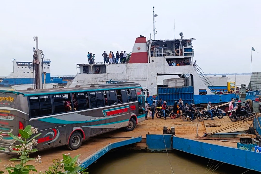 স্বস্তির ঈদযাত্রা: ঘরমুখো মানুষের ভিড় বাড়ছে পাটুরিয়ায়