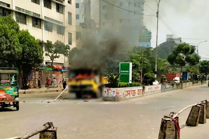মিরপুরে পুলিশের গাড়ি ভাঙচুর, সিটি করপোরেশনের গাড়িতে আগুন