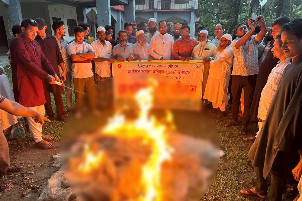 রাজাপুরে ৫ হাজার মিটার অবৈধ জাল পুড়িয়ে ধ্বংস