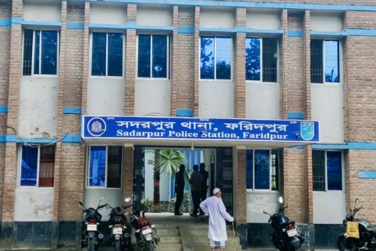 ভ্যানের চাকায় ওড়না পেঁচিয়ে কিশোরীর মৃত্যু
