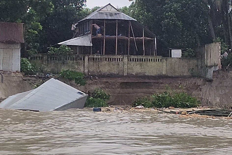 পদ্মা সেতু রক্ষা বাঁধে ভয়াবহ ভাঙন, জাজিরায় ৬০০ পরিবার আতঙ্কে