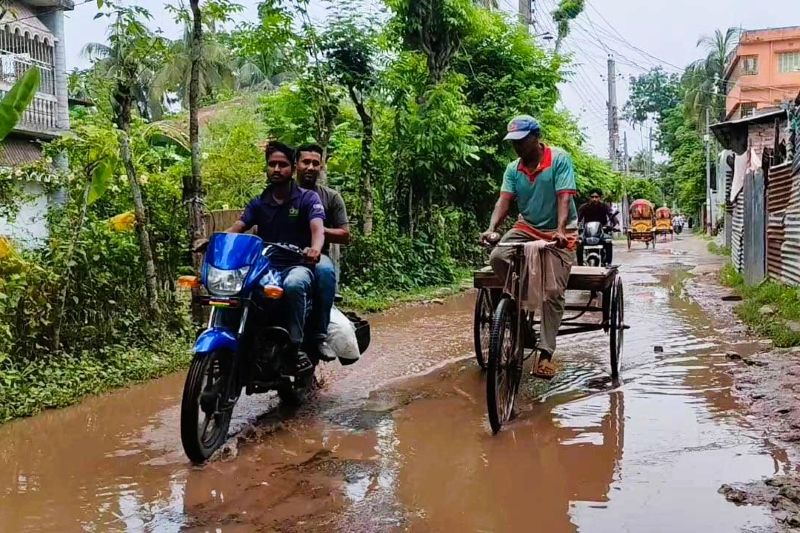 খানাখন্দে ভরা পিরোজপুরের সড়ক, বৃষ্টিতে বাড়ে জলাবদ্ধতা নাগরিক দুর্ভোগ চরমে 