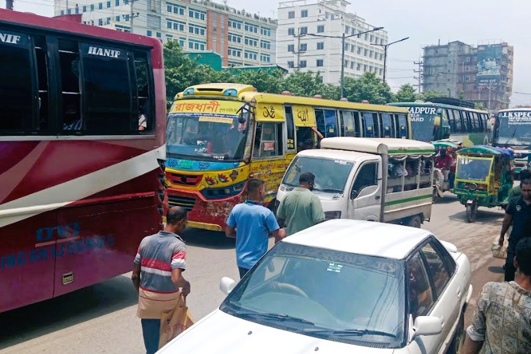সাভারের তিন সড়কে ৭ কিমি যানজট, ঈদযাত্রায় ভোগান্তি চরমে